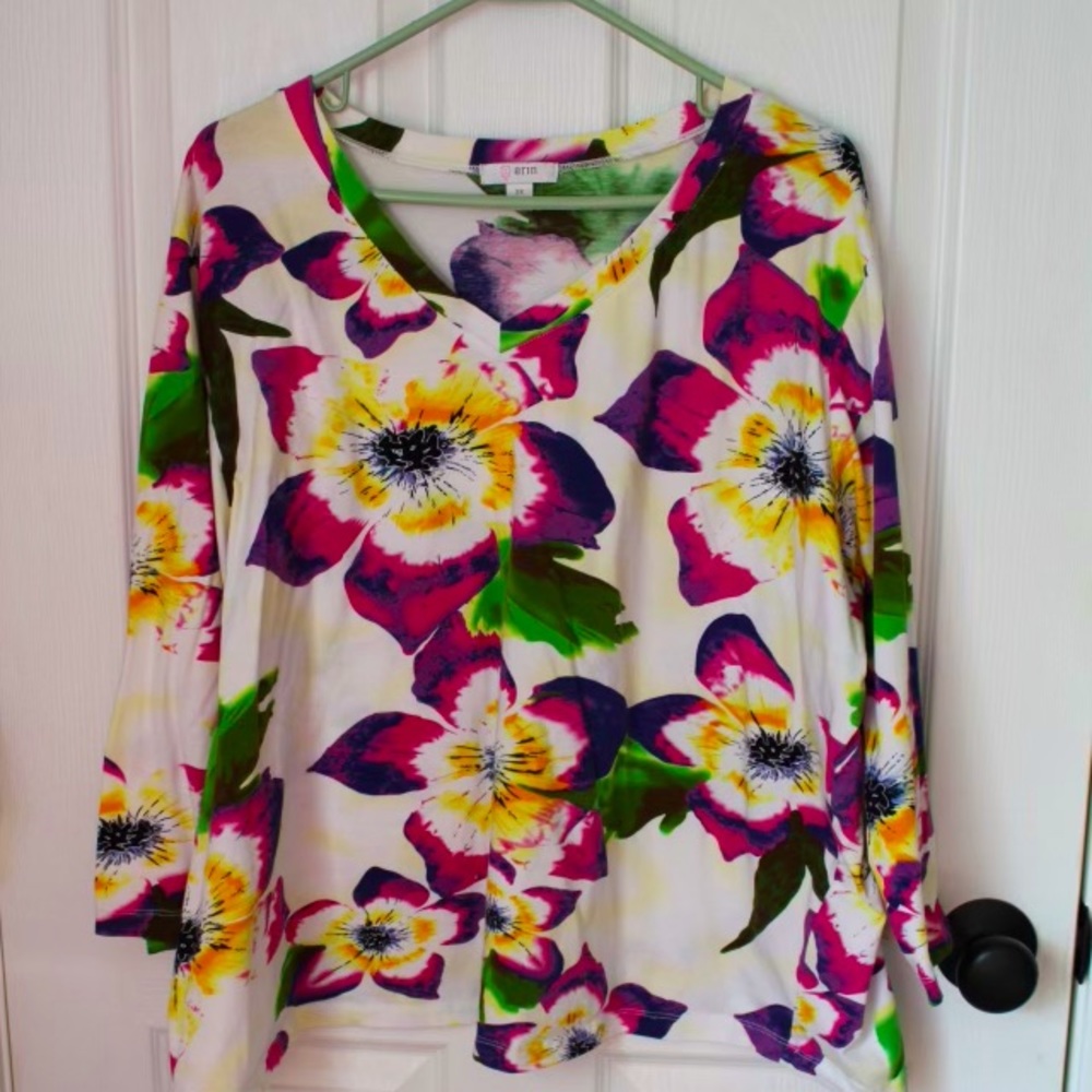 3x bold flowered top with long sleeves